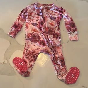 Posh Peanut Ruffle Fitted One-
Piece Footie Pajamas